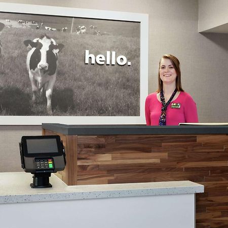 Hampton Inn Трейси Экстерьер фото