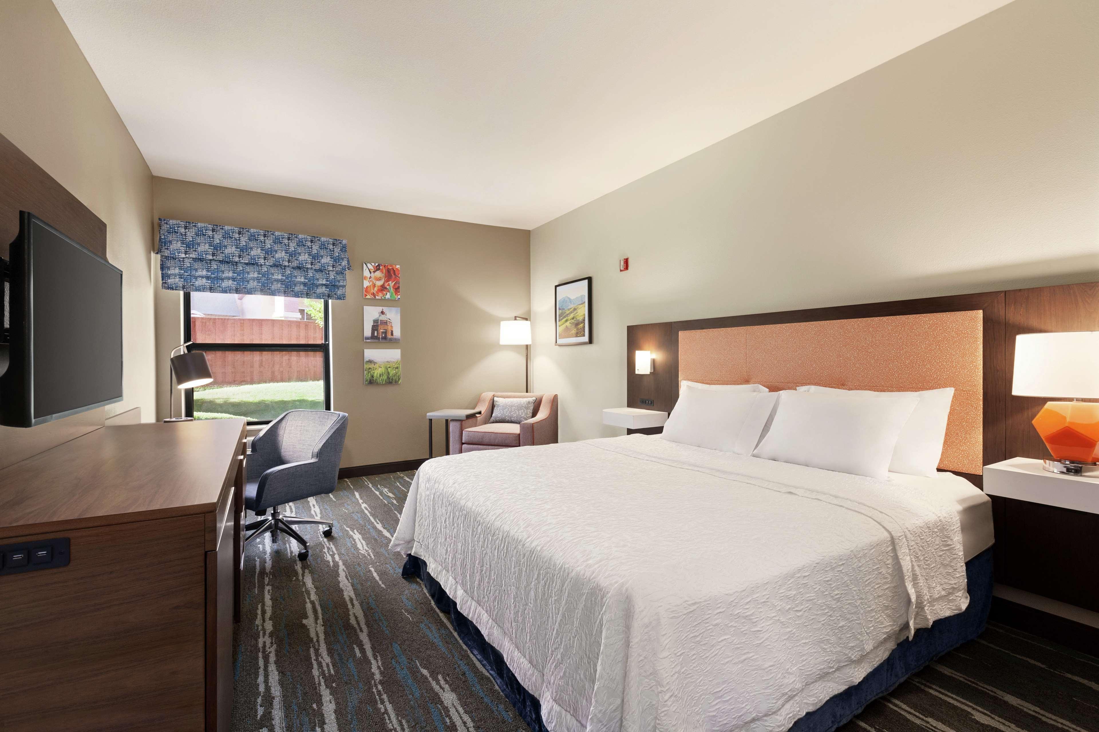Hampton Inn Трейси Экстерьер фото