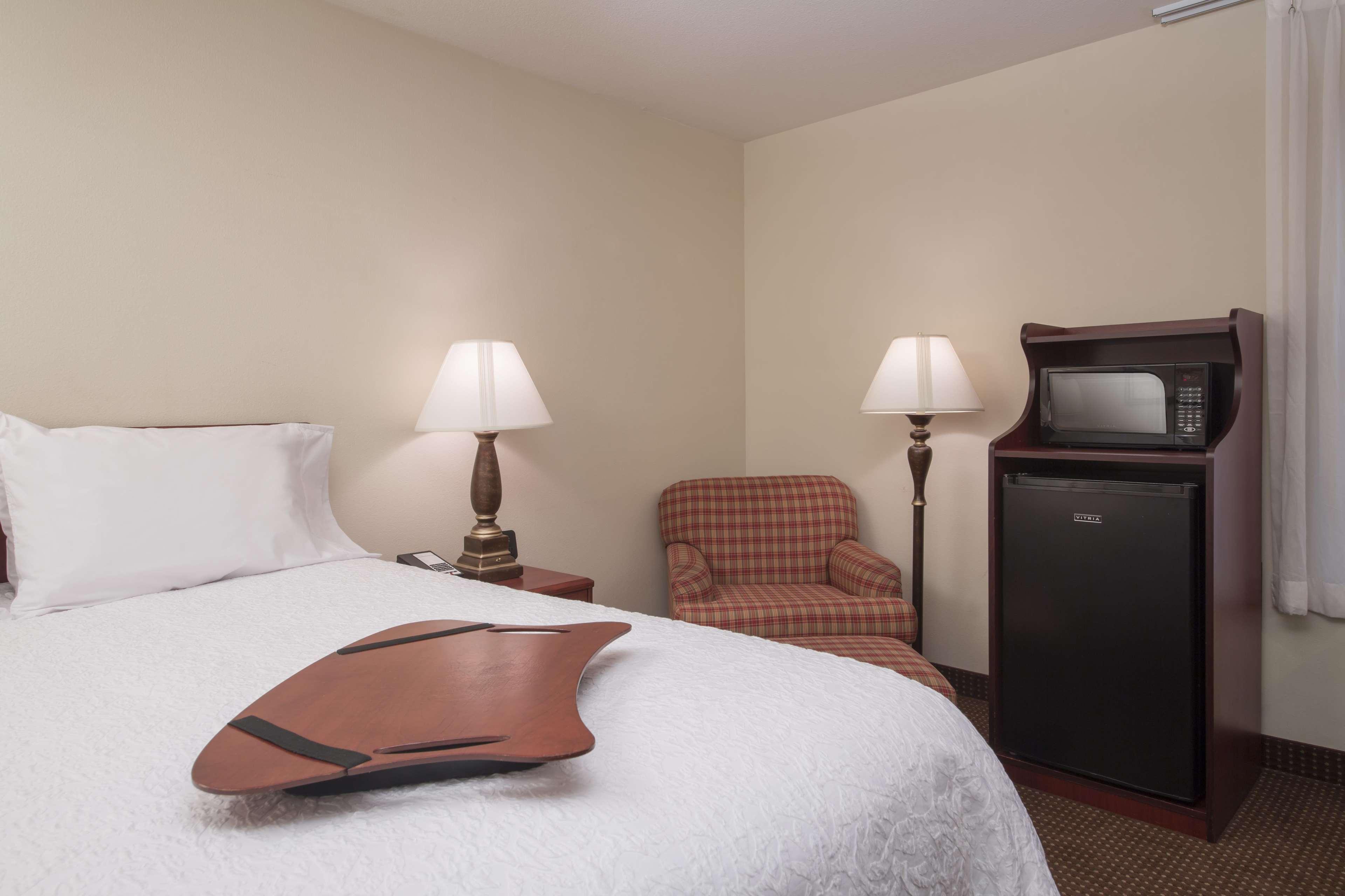Hampton Inn Трейси Экстерьер фото