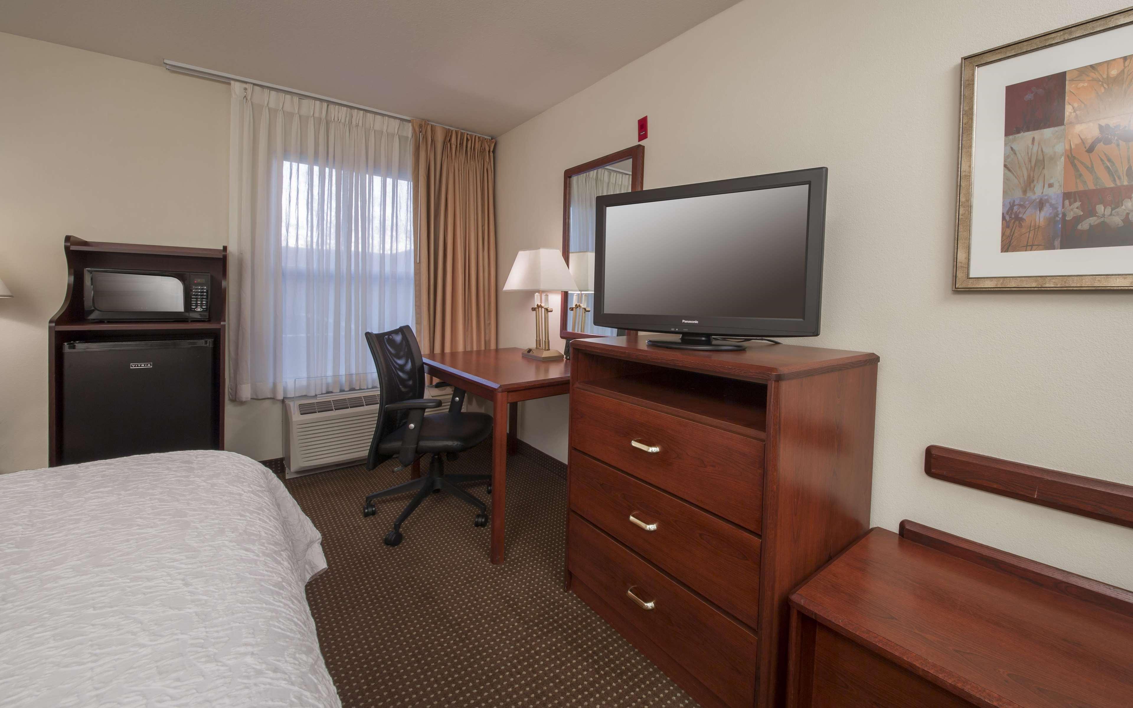 Hampton Inn Трейси Экстерьер фото