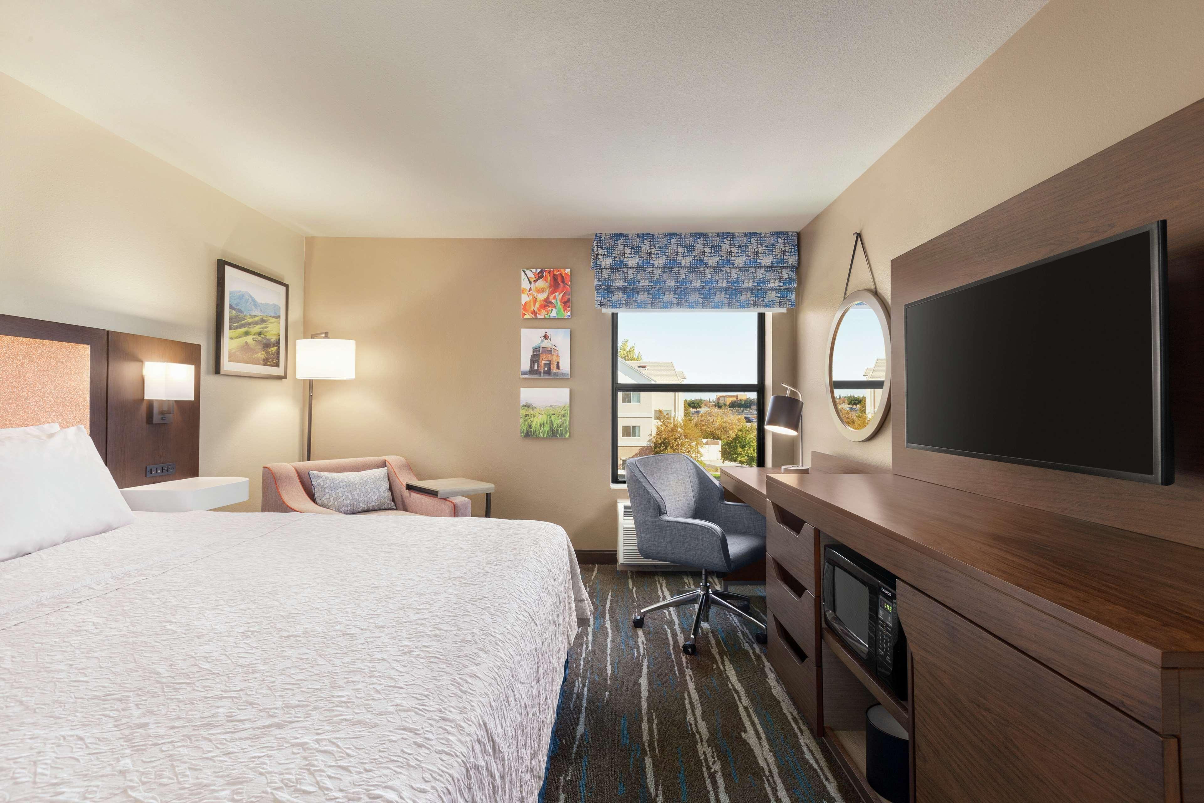 Hampton Inn Трейси Экстерьер фото