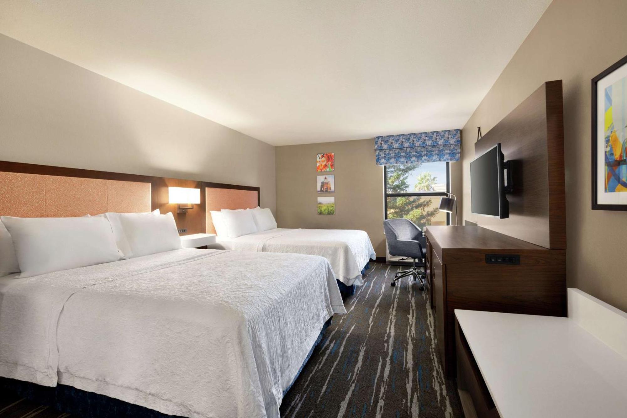 Hampton Inn Трейси Экстерьер фото