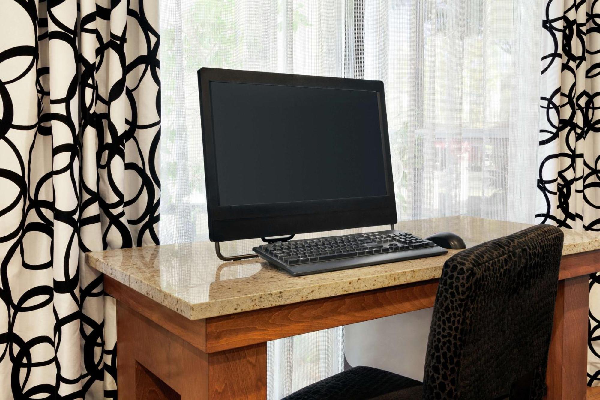 Hampton Inn Трейси Экстерьер фото