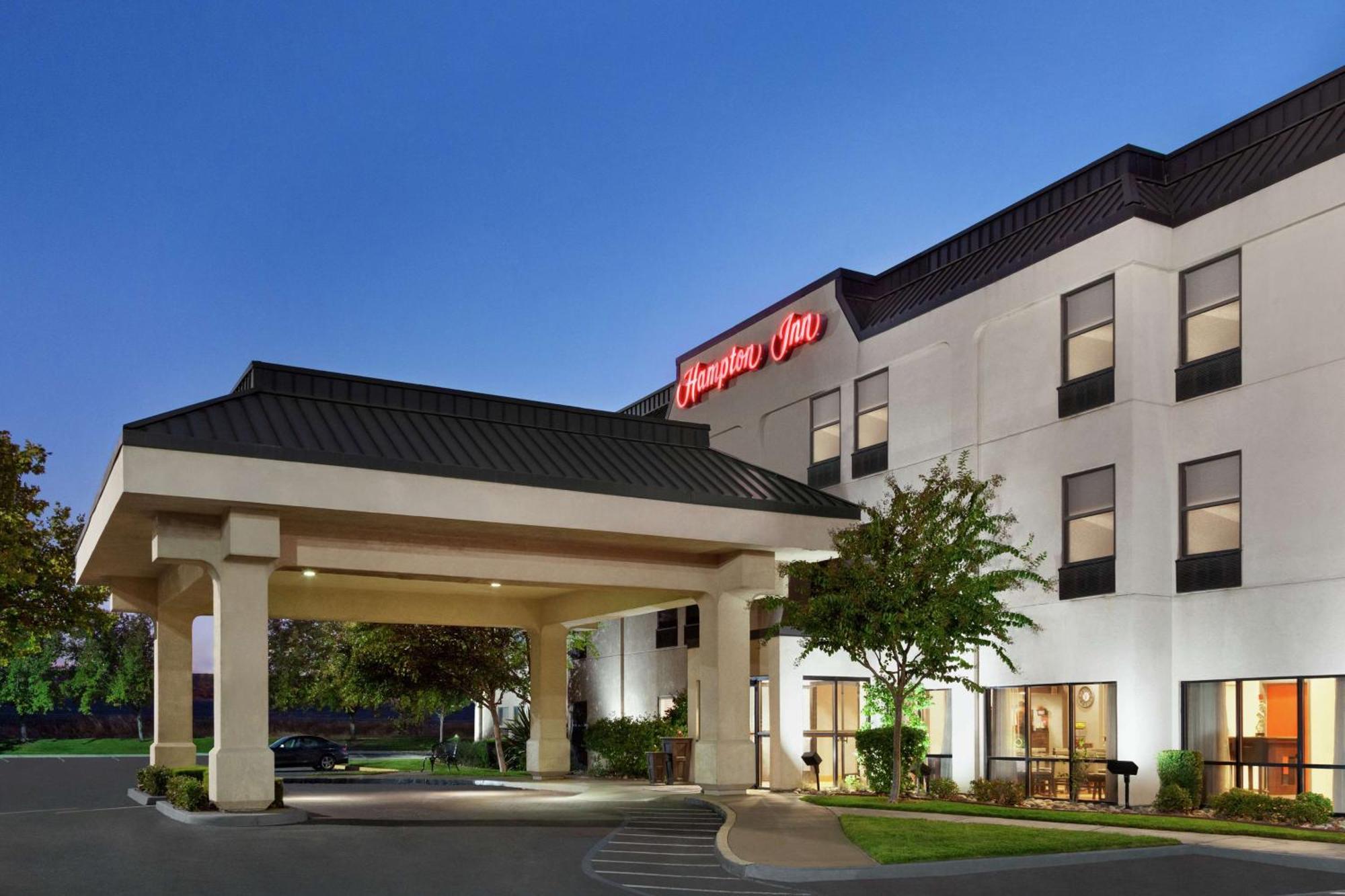 Hampton Inn Трейси Экстерьер фото