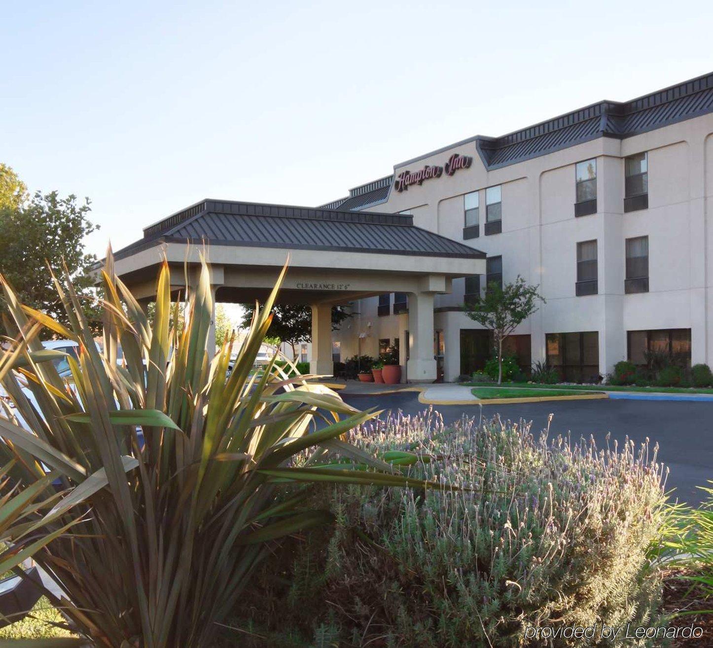 Hampton Inn Трейси Экстерьер фото