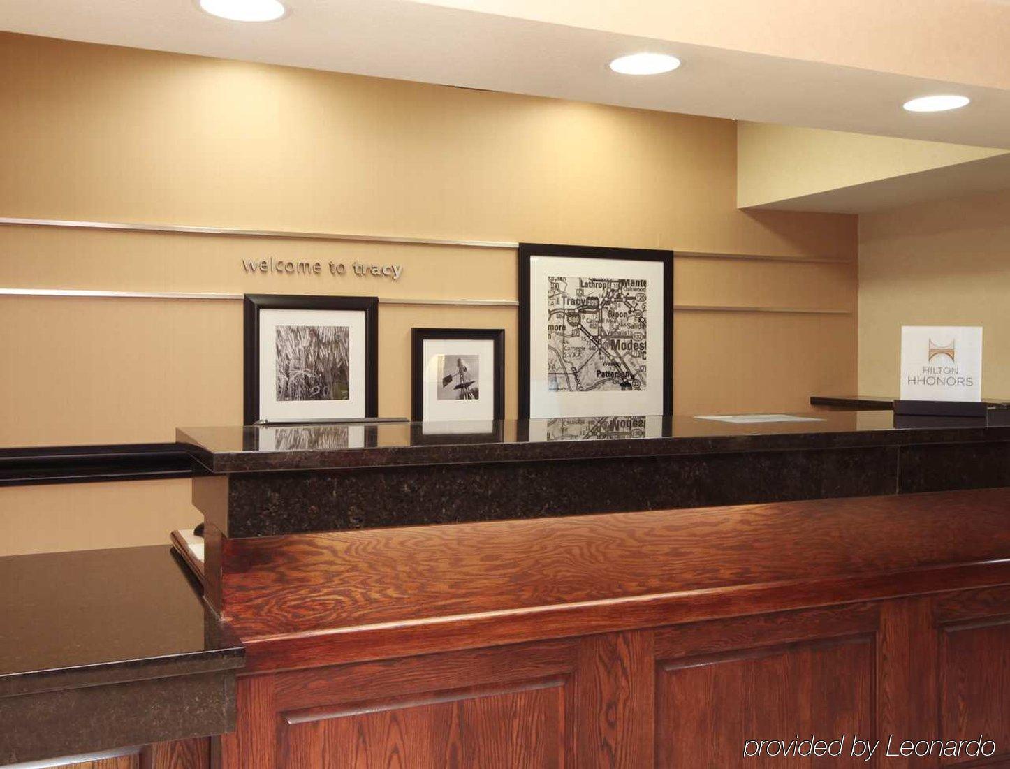 Hampton Inn Трейси Экстерьер фото